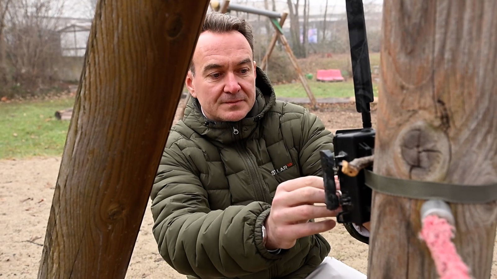 Der Breisacher Stadtjäger Marc Gleichauf kontrolliert eine Wildtierkamera auf dem Gelände des Kindergartens St. Michael. 