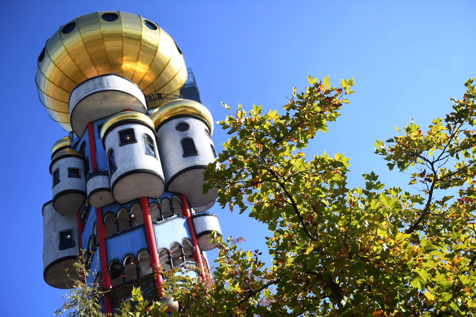 Bekannt war Hundertwasser für seine märchenhaften Architekturentwürfe - zum Beispiel der Kuchlbauer-Turm in Abensberg - ursprünglich von Friedensreich Hundertwasser erdacht und geplant. (Archivfoto)