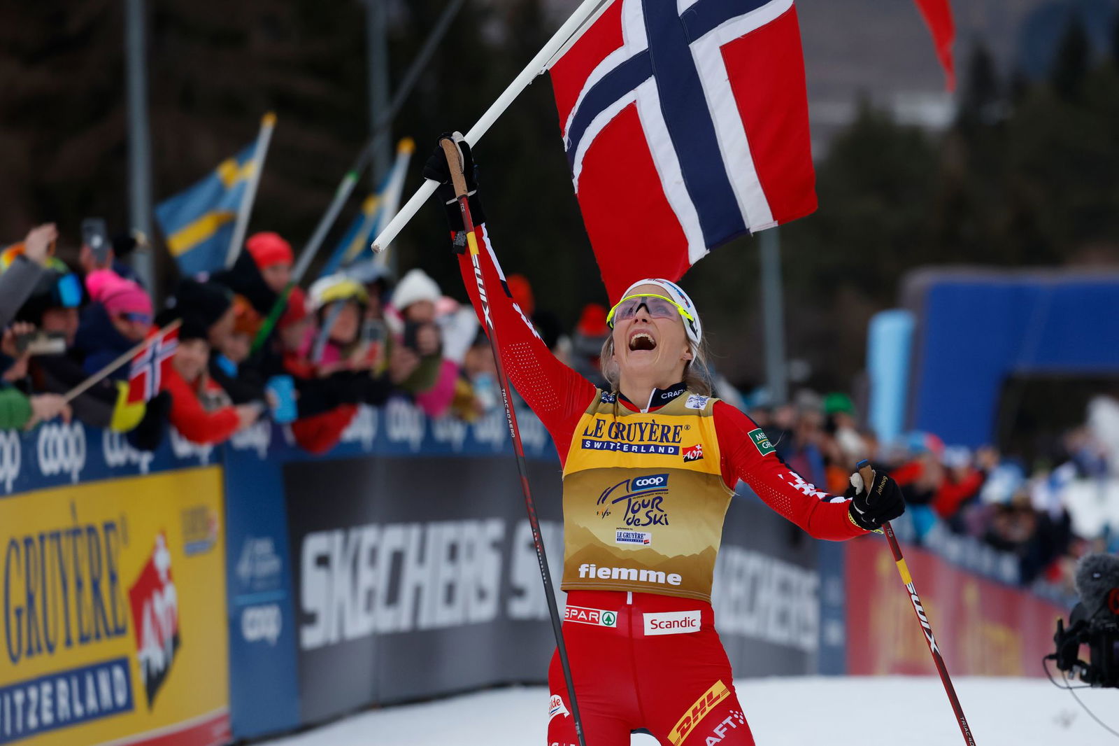  Therese Johaug aus Norwegen holt ihren vierten Tour-Gesamtsieg.