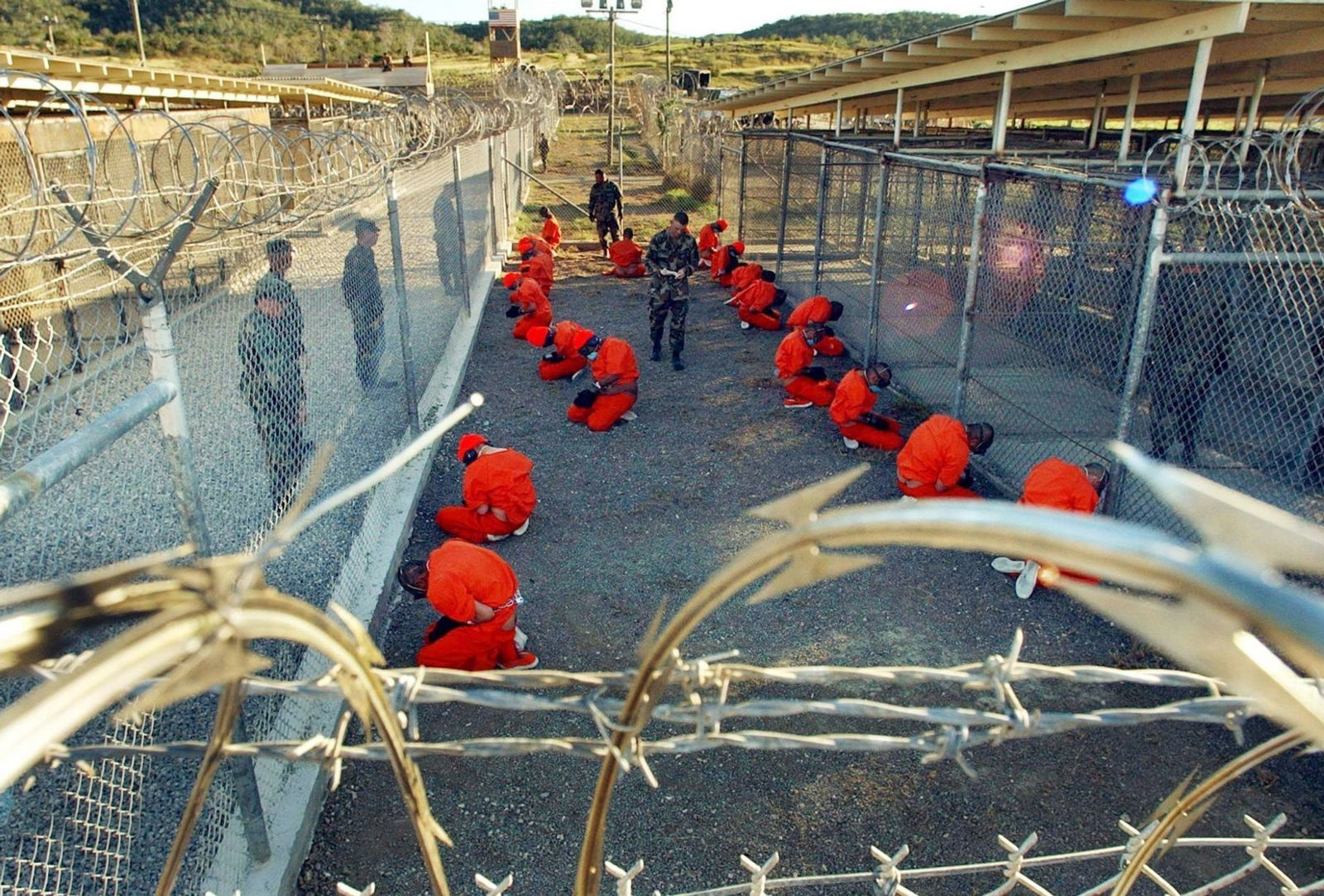 Die Rechtslage der Gefangenen in Guantánamo, ihre Haftbedingungen, Berichte über die verwendeten Verhör- und Foltermethoden führten international zu einem Aufschrei. (Archivbild)