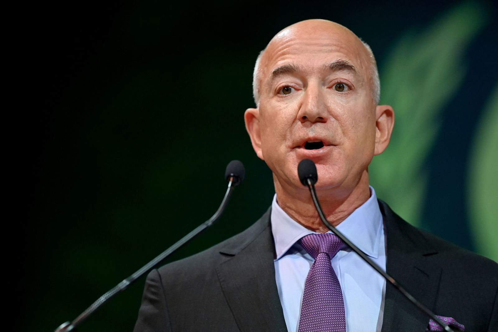 Bezos hatte die »Washington Post« im vergangenen Jahr auf die traditionelle Wahlempfehlung im Rennen ums Weiße Haus verzichten lassen. 