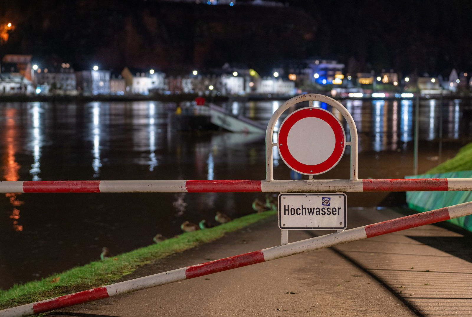 Zwei Personen wurden vom Hochwasser am Moselufer überrascht und in ihrem Auto vom Wasser eingeschlossen. (Symbolbild)