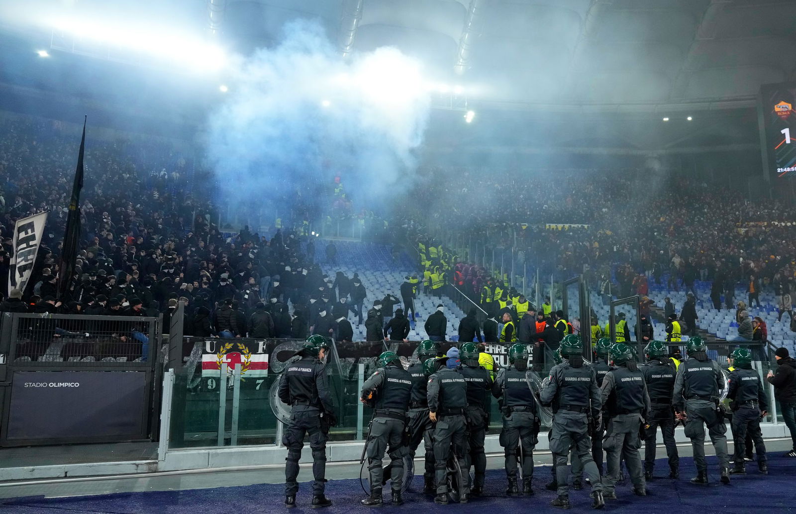 Aus den Blöcken von Eintracht und Rom flogen Böller. 