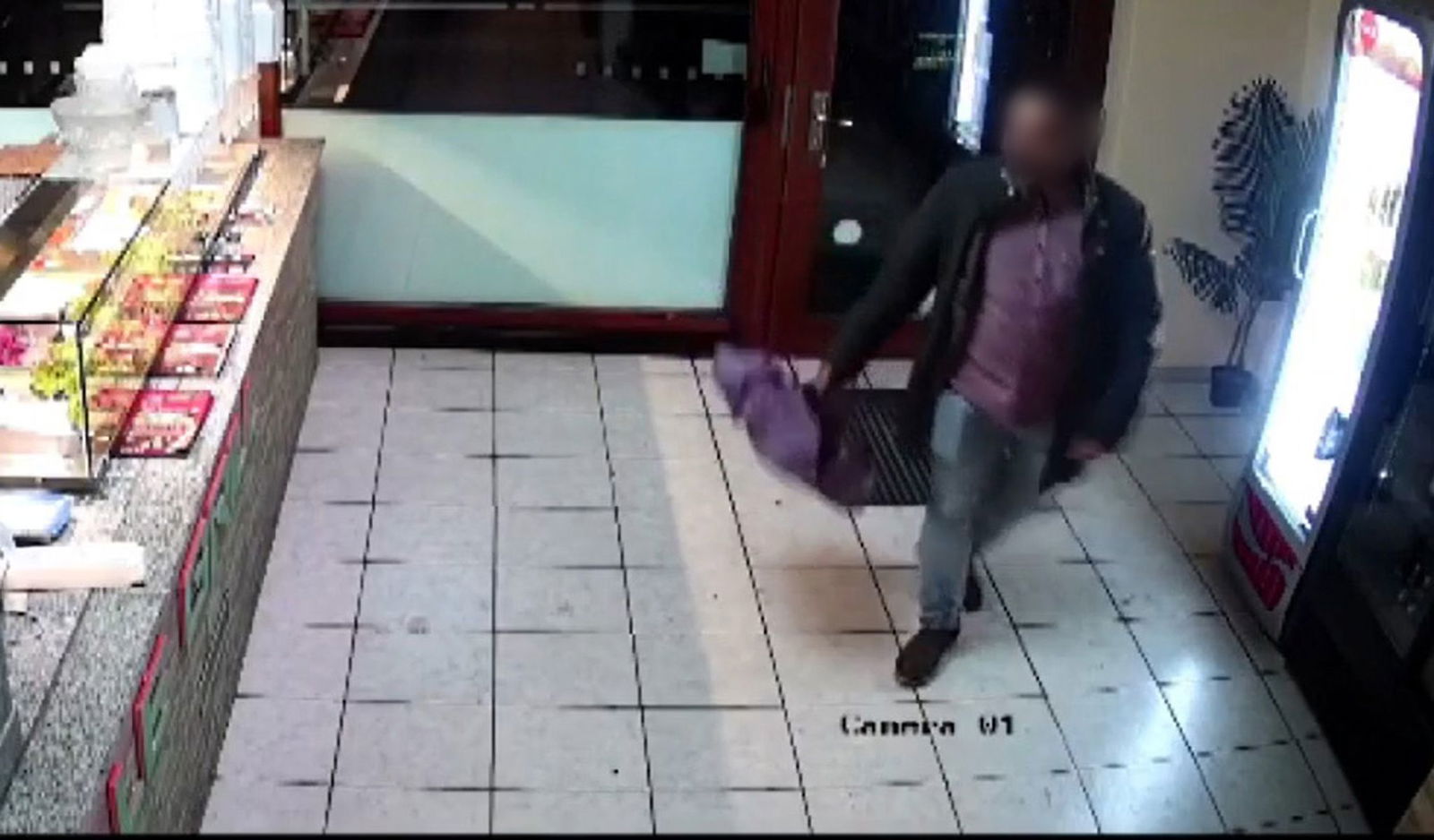 Taleb A. - hier ein Screenshot eines am 19. Dezember entstandenen Videos eines Grill-Imbisses - war vor seiner Tat lange schon im Visier der Behörden. (Archivbild)