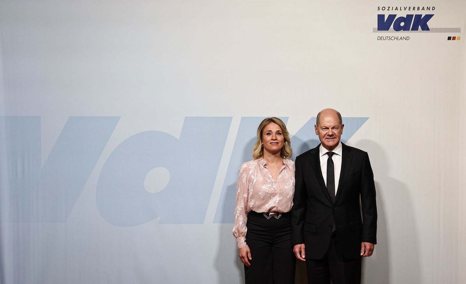 VdK-Präsidentin Verena Bentele und Kanzler Olaf Scholz im Schulterschluss