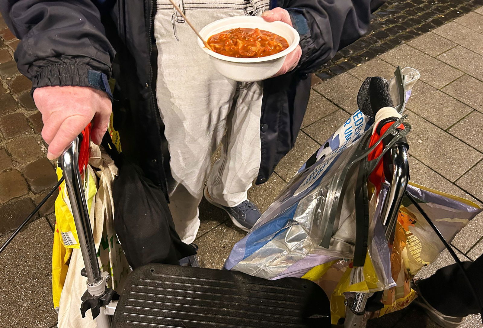 Die Menschen auf der Straße sind dankbar für die warme Mahlzeit.