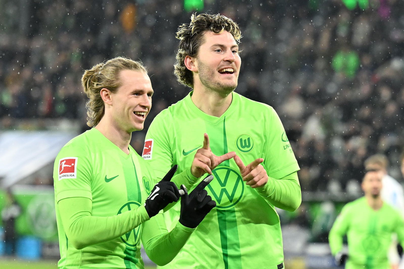 Jeweils ein Tor und eine Vorlage: Wolfsburgs Jonas Wind (r) und Patrick Wimmer feiern das Tor zum 2:1 gegen Kiel. 