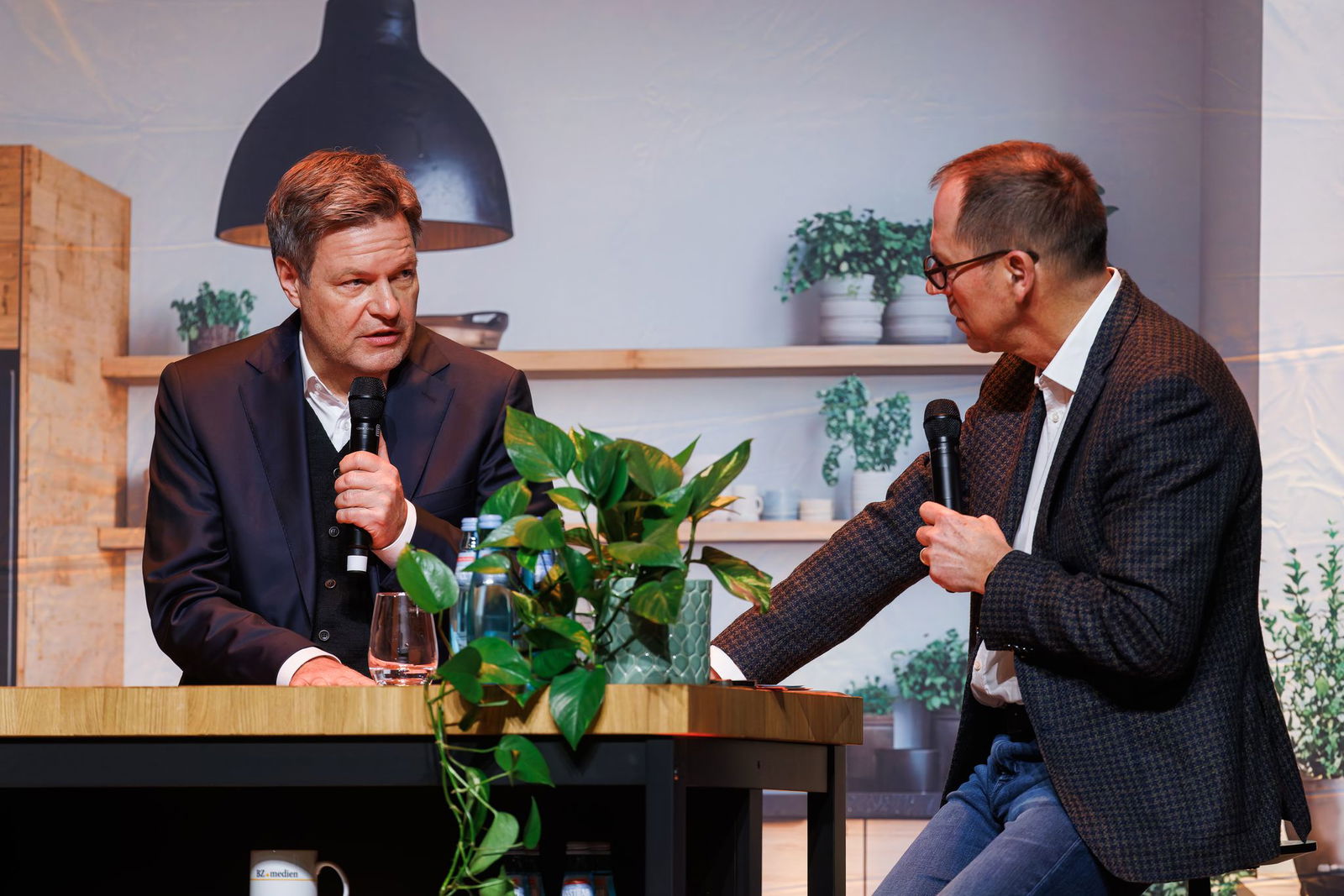 Grünen-Kanzlerkandidat Robert Habeck greift Vorstoß von CDU-Chef Friedrich Merz an. 