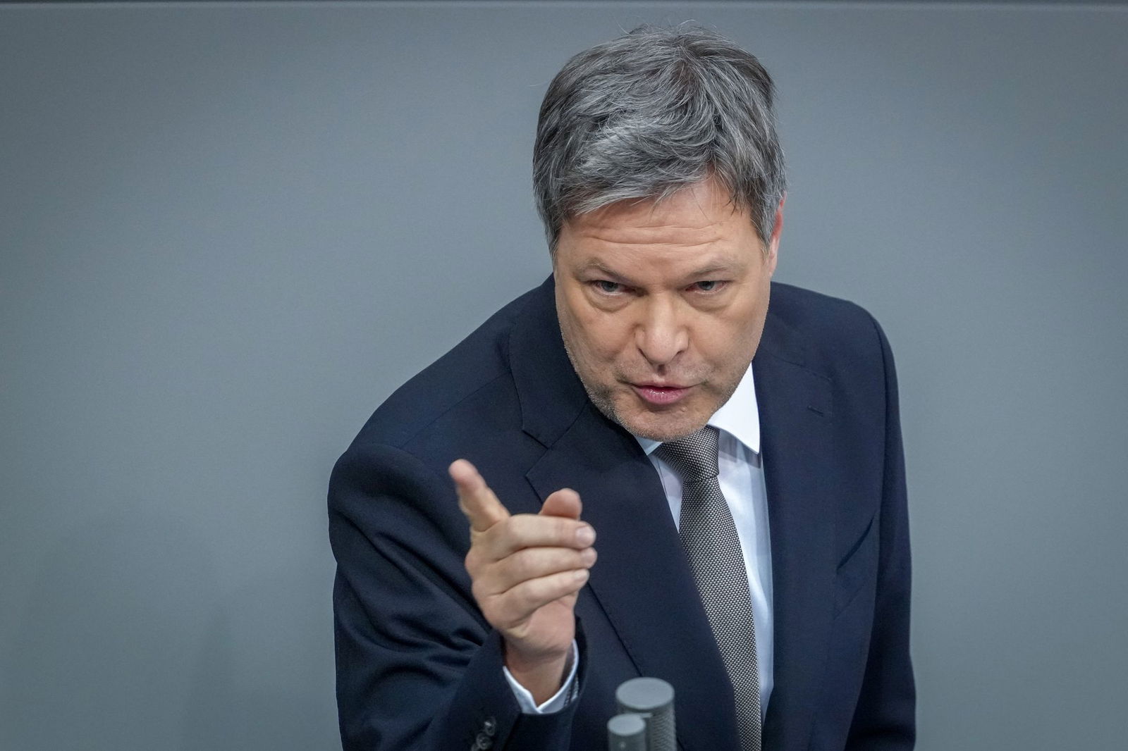 Kanzlerkandidat Robert Habeck (Grüne) wirft der Union Wortbruch vor. 