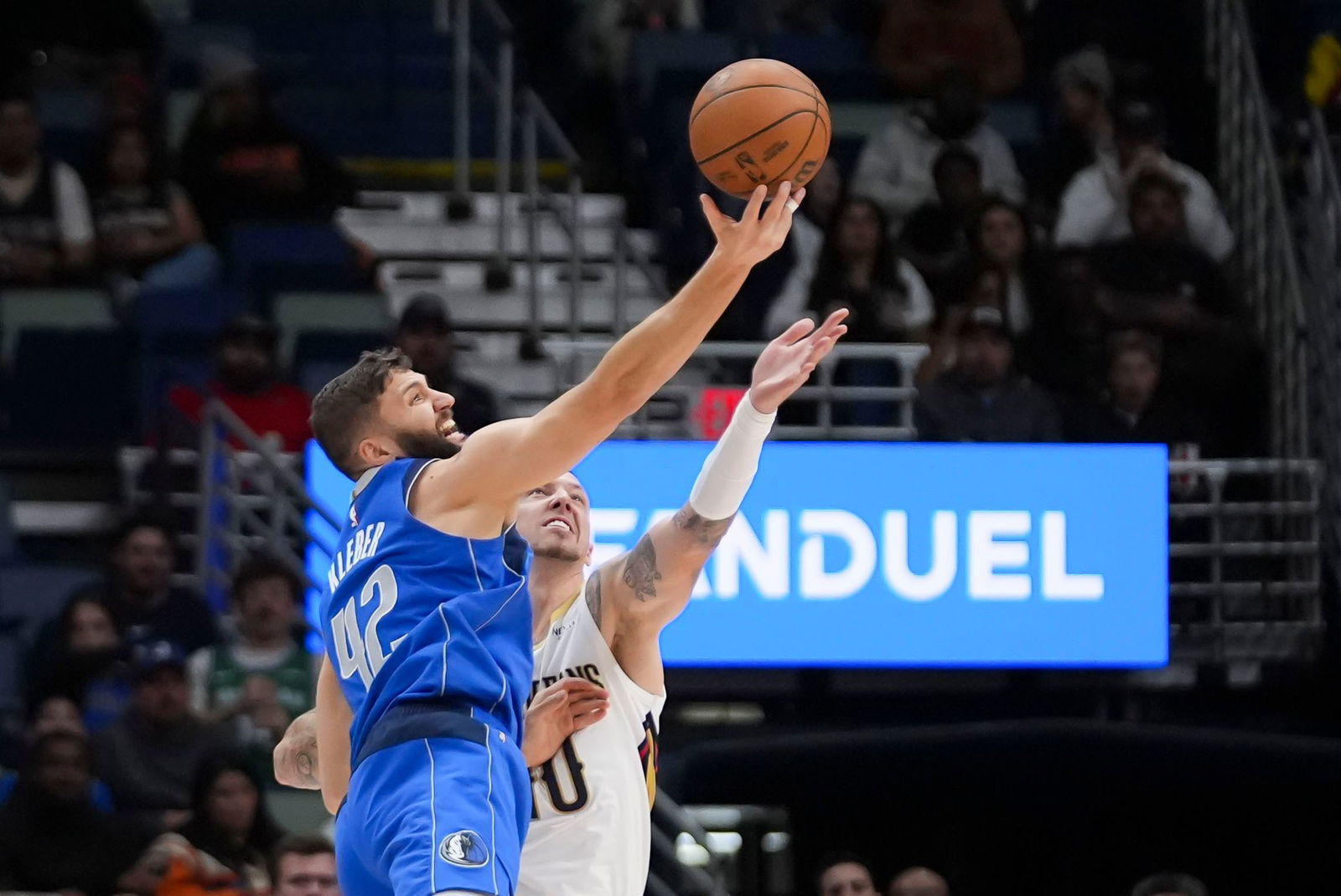 Maxi Kleber und Daniel Theis lieferten sich mit ihren Teams einen harten Kampf.