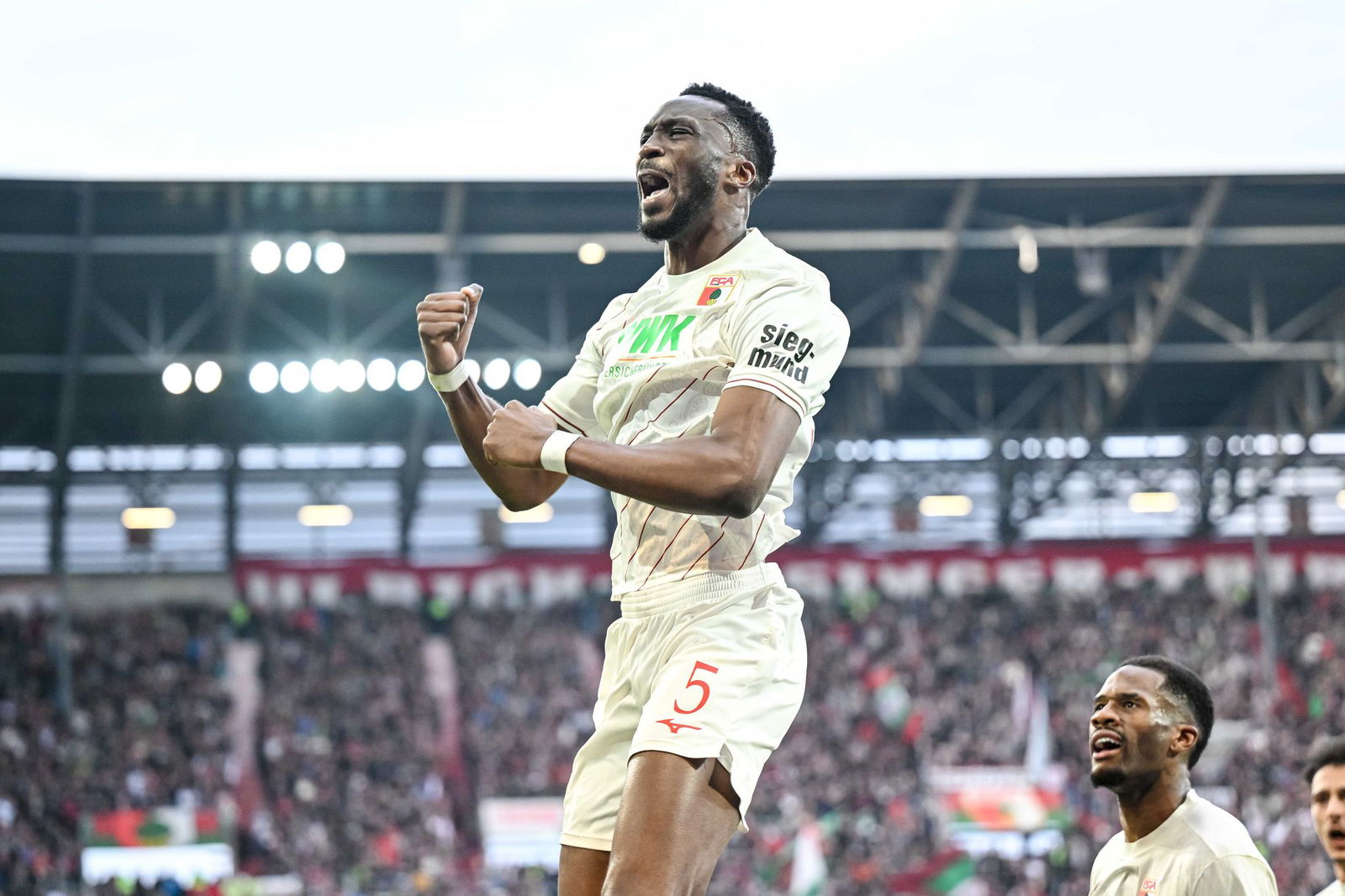 Chrislain Matsima beschert dem FC Augsburg das 1:0.