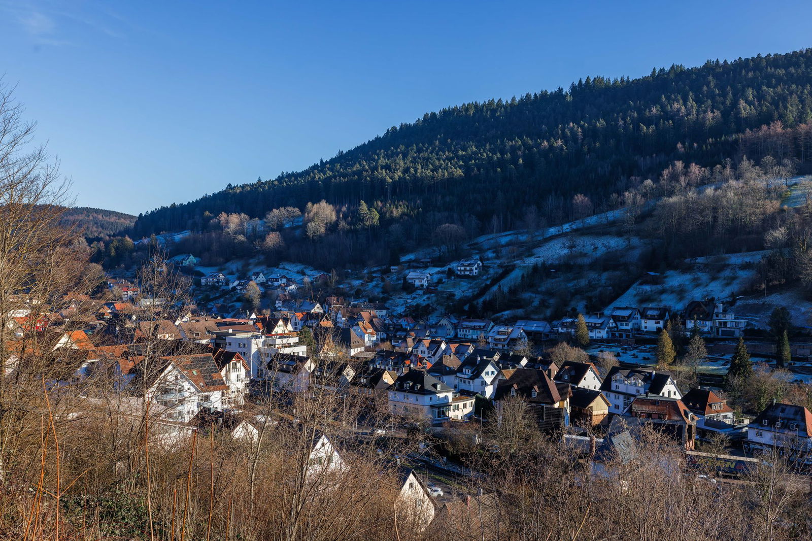 Die Stadt Alpirsbach ist im oberen Konzigtal zu sehen.
