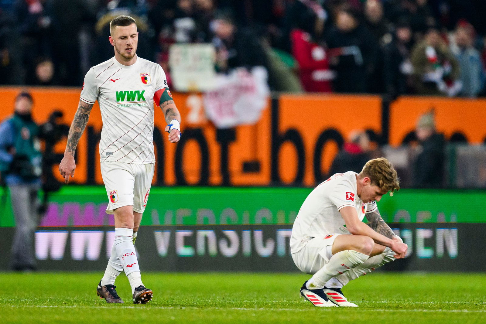 Jeffrey Gouweleeuw (l) lässt sich auch von einer gebrochenen Hand nicht stoppen.