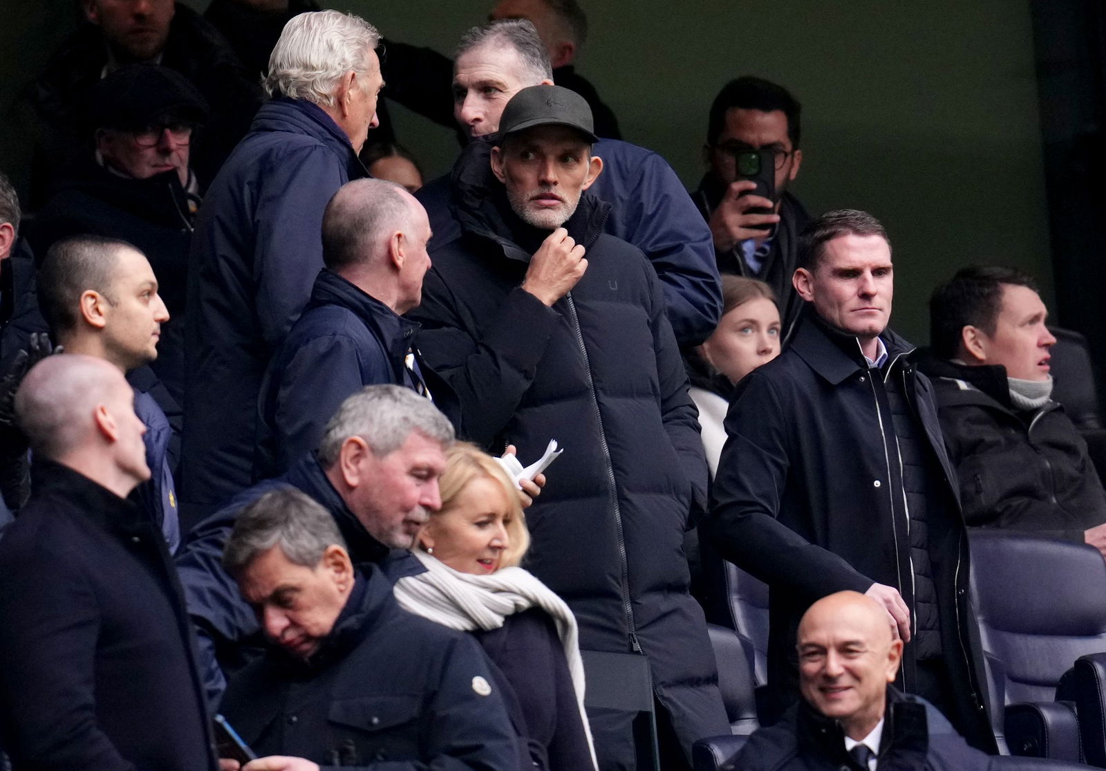 Trainer Thomas Tuchel (l) auf der Tribüne.