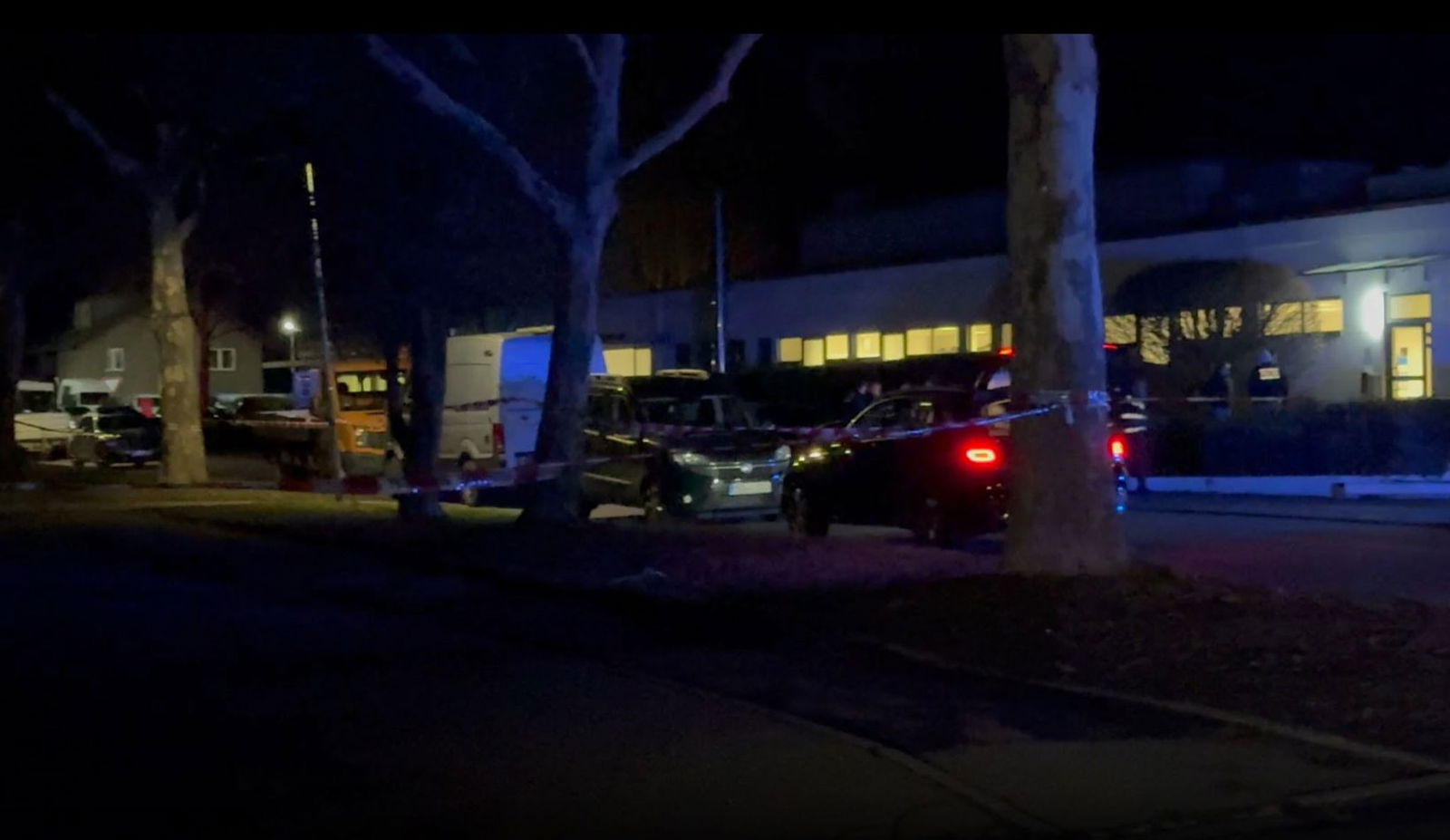 Der Einsatzort ist mit Flatterband abgesperrt.