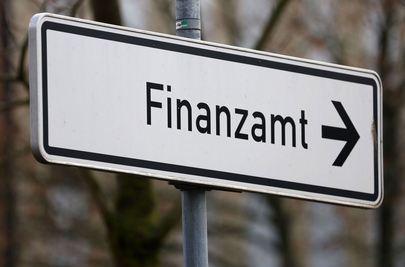 Das Warten auf einen Bescheid aus dem Finanzamt erfordert in Freiburg Geduld. (Foto-Illustration).