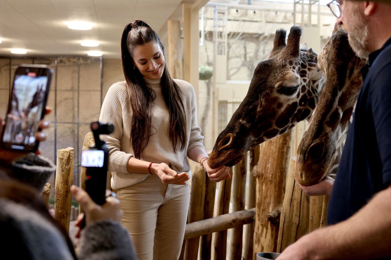 Youtuberin Sally Özcan ist Ehrenpatin für Giraffen im Zoo Karlsruhe.  