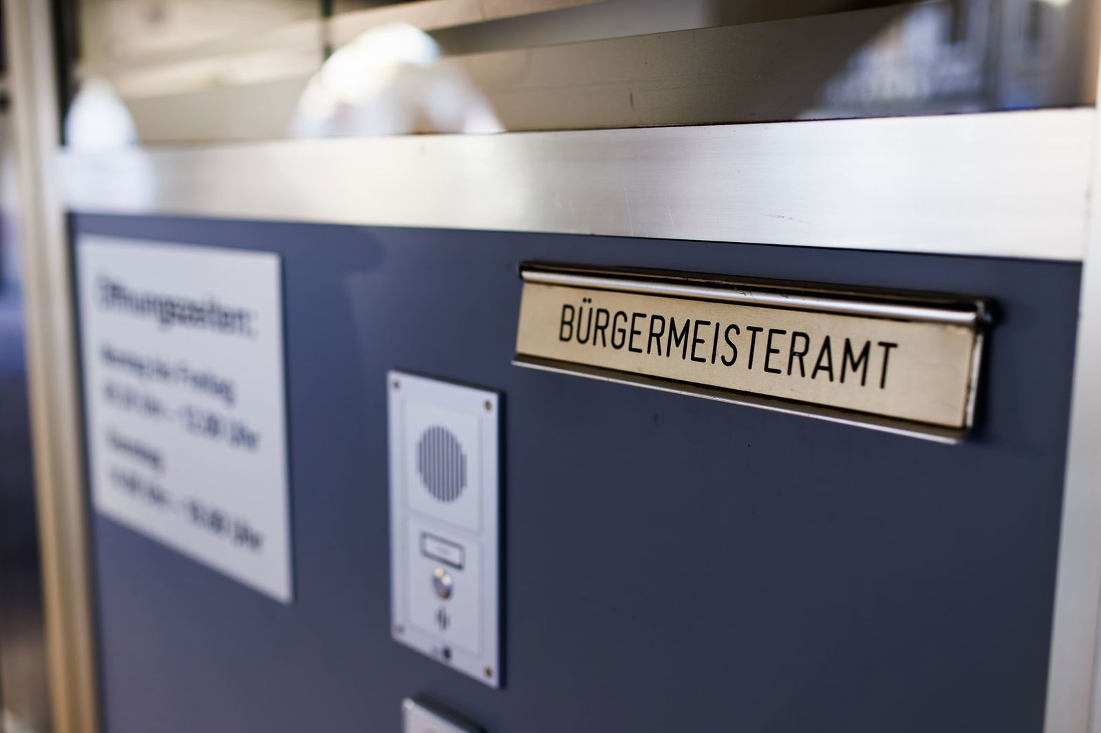 Der Briefkastenschlitz des Bürgermeisteramts an der Fassade des Rathauses von Alpirsbach.