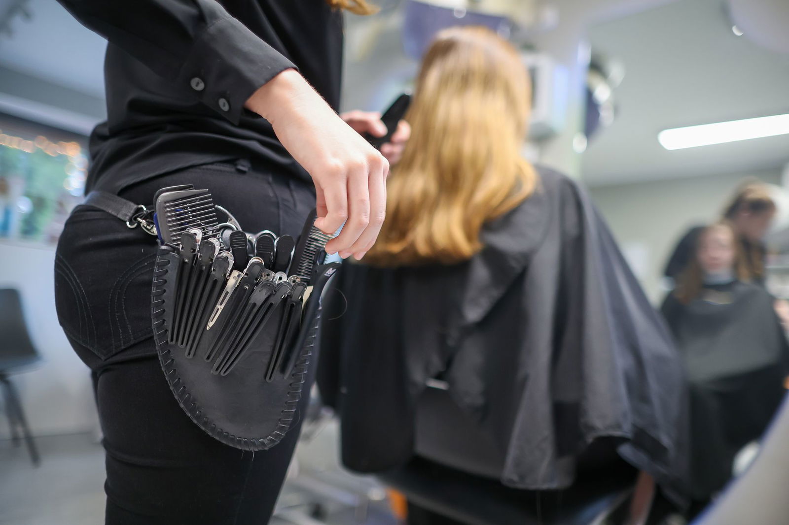 Die wirtschaftliche Situation ist in vielen Salons angespannt, sagt der Landesverband Friseure und Kosmetik Rheinland-Pfalz (Archivbild). 