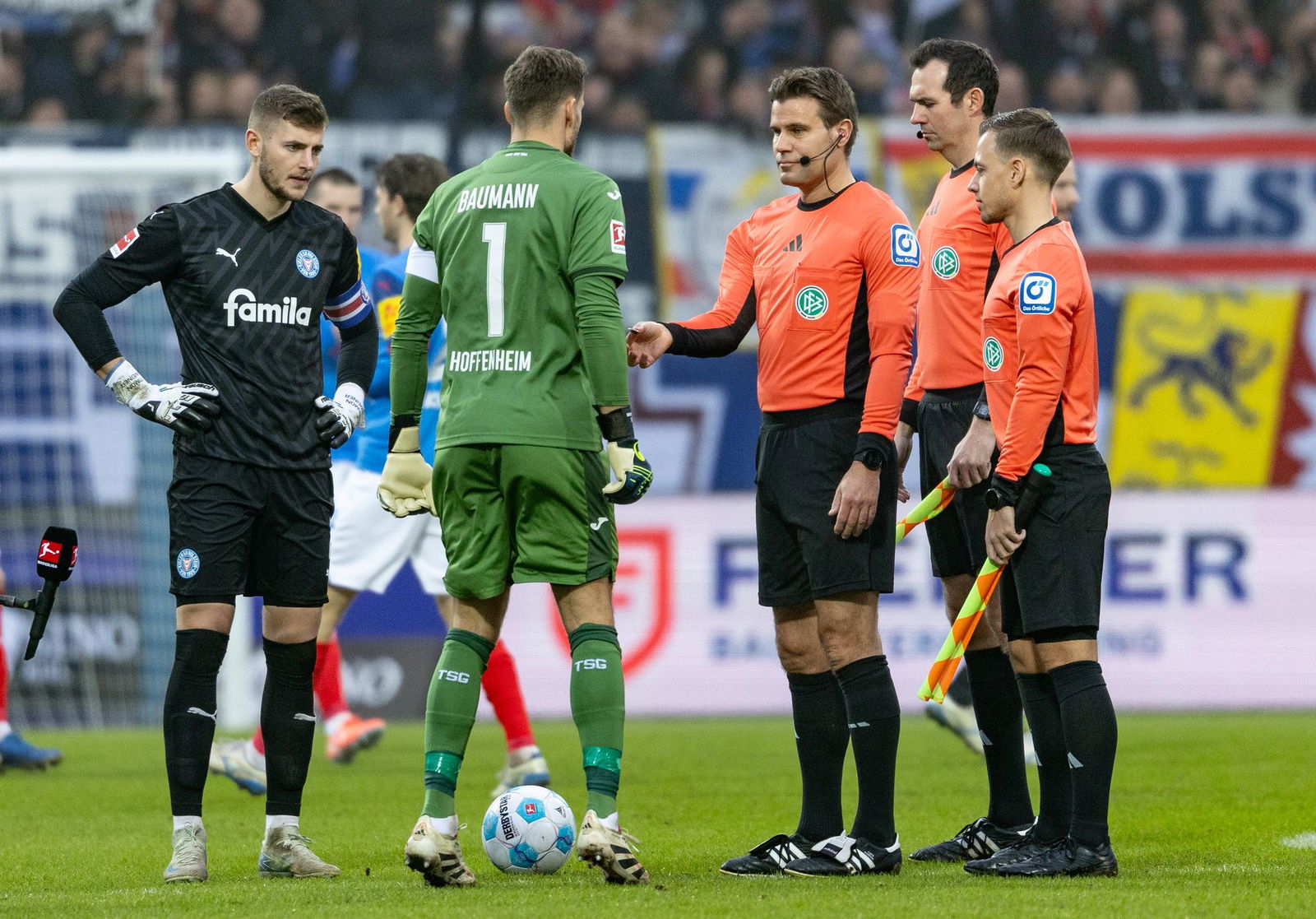 Das Schiedsrichter-Trio um Felix Brych vor dem Spiel in Kiel.