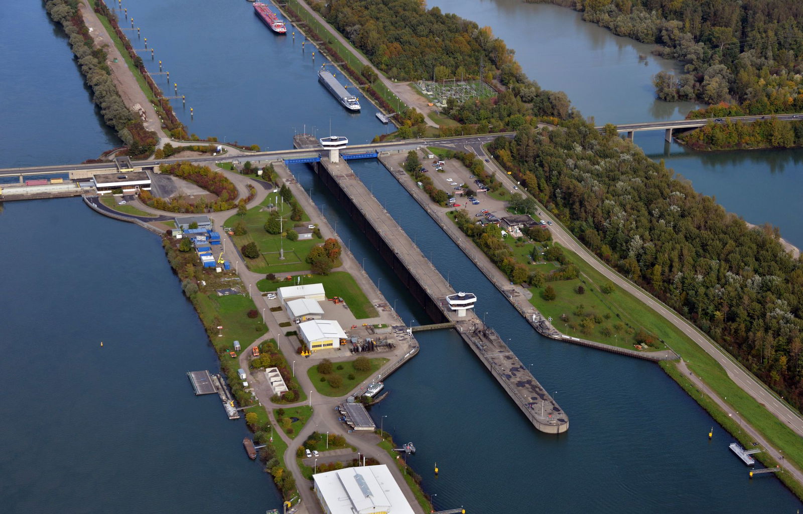 Die Staustufe Iffezheim ist wichtig für den Schiffsverkehr auf dem Rhein. (Archivbild) 
