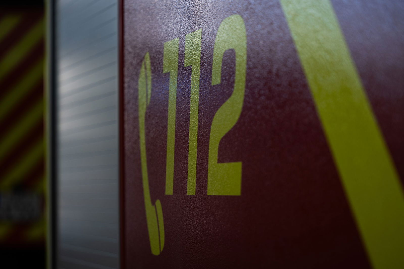 Die Feuerwehr löscht das brennende Auto. (Symbolbild)