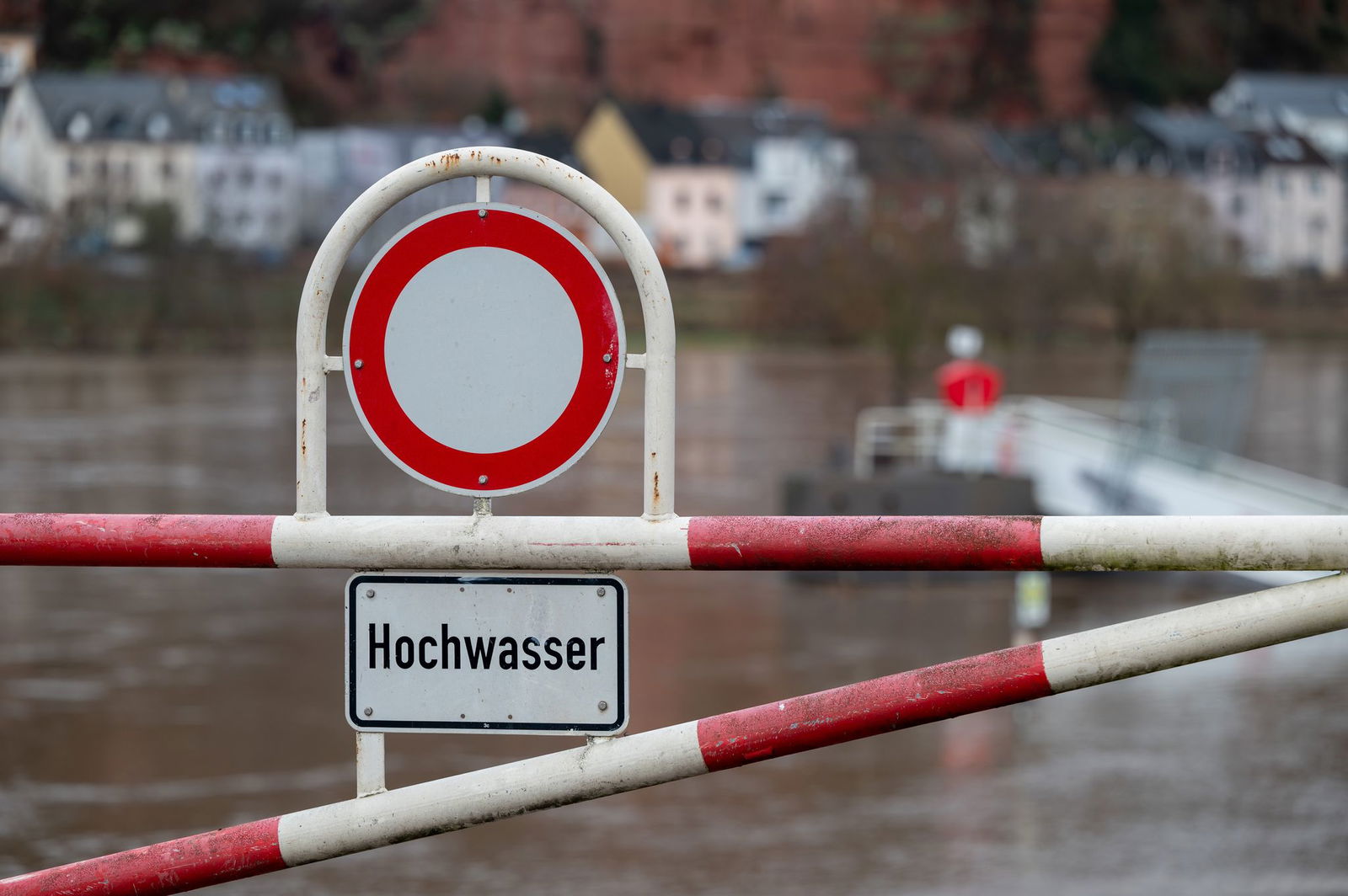In Trier ist die Mosel über die Ufer getreten. (Symbolbild)