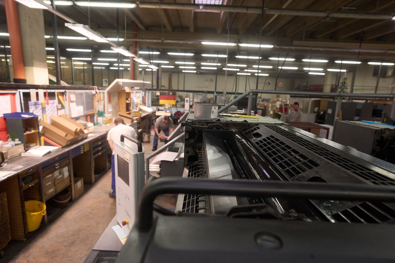 In der Druckerei ist es laut und warm.