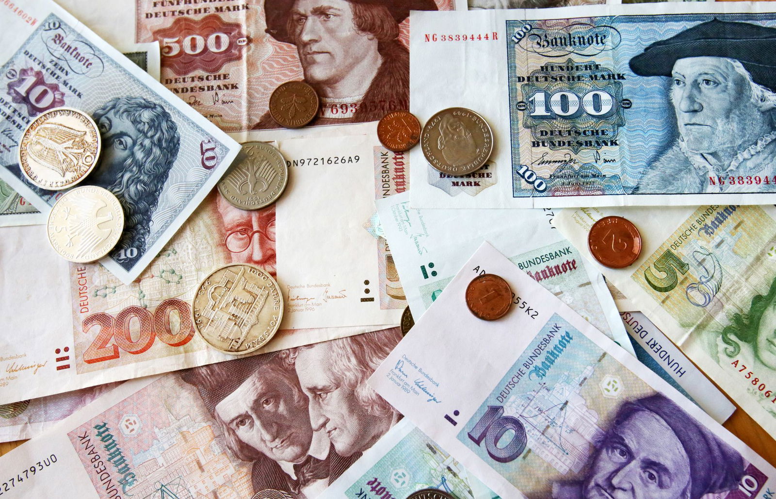 Viele alte Scheine und Münzen vermutlich unwiederbringlich verloren (Archivbild)