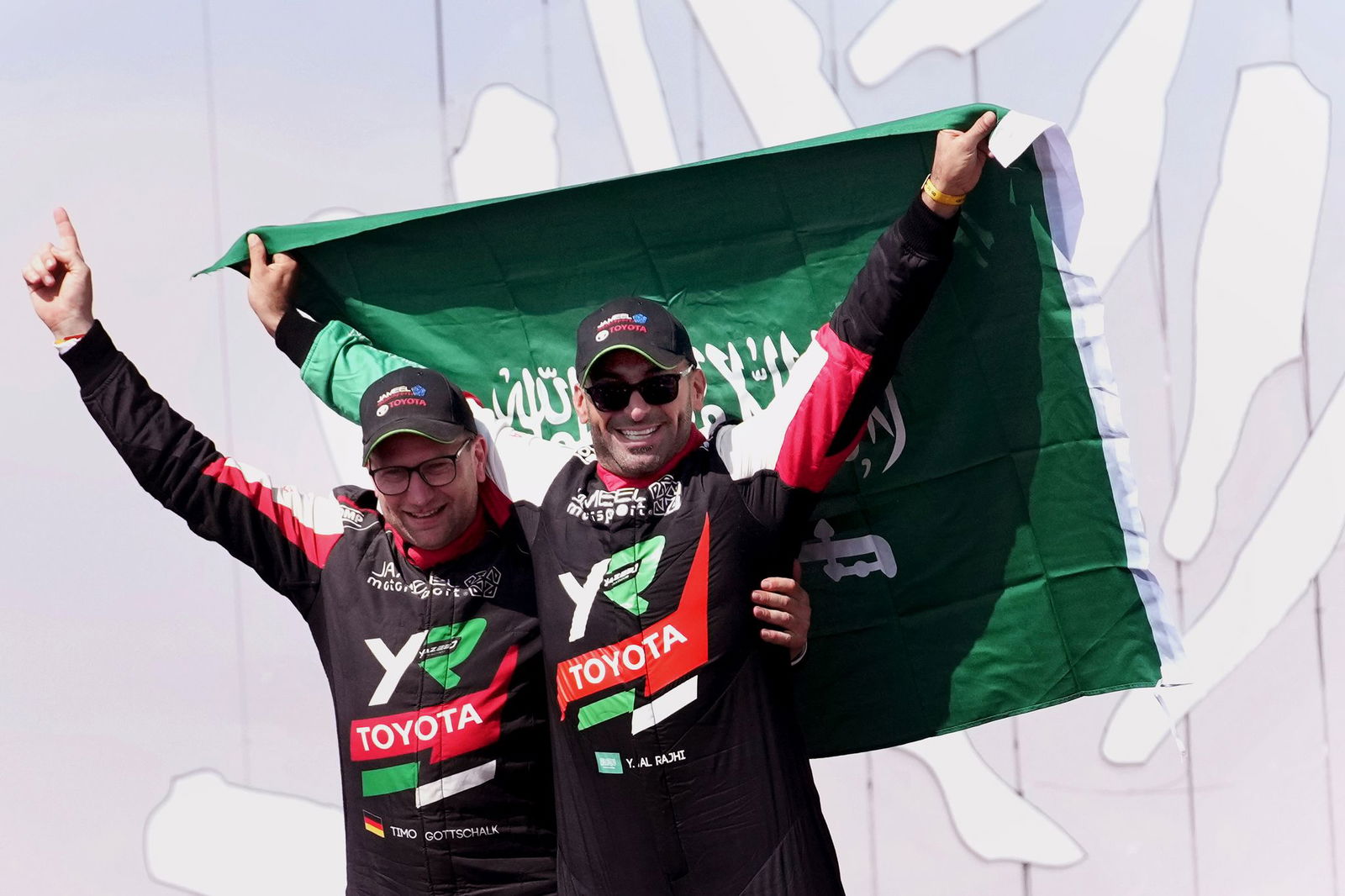 Der deutsche Beifahrer Timo Gottschalk (links) feiert an der Seite seines Piloten Yazeed Al-Rajhi seinen zweiten Sieg bei der Rallye Dakar.