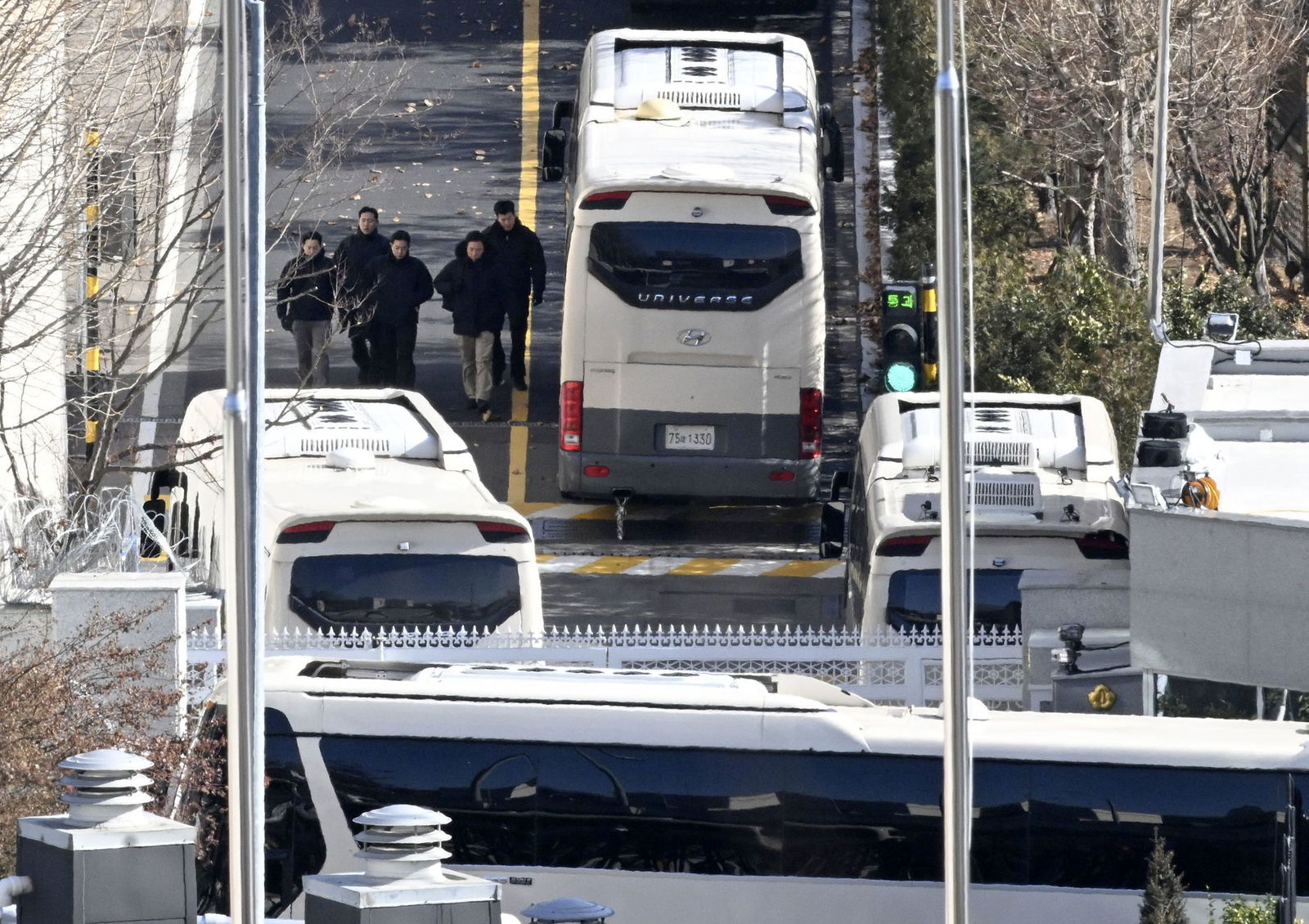 Yoons Anwalt teilte nun mit, dass der suspendierte Präsident nicht zur ersten Anhörung im Amtsenthebungsverfahren gegen ihn erscheinen wird. 