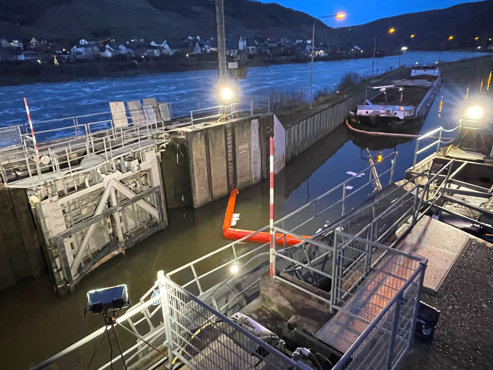 Nach einem Schiffsunfall muss die Moselschleuse Müden repariert werden. (Archivbild)