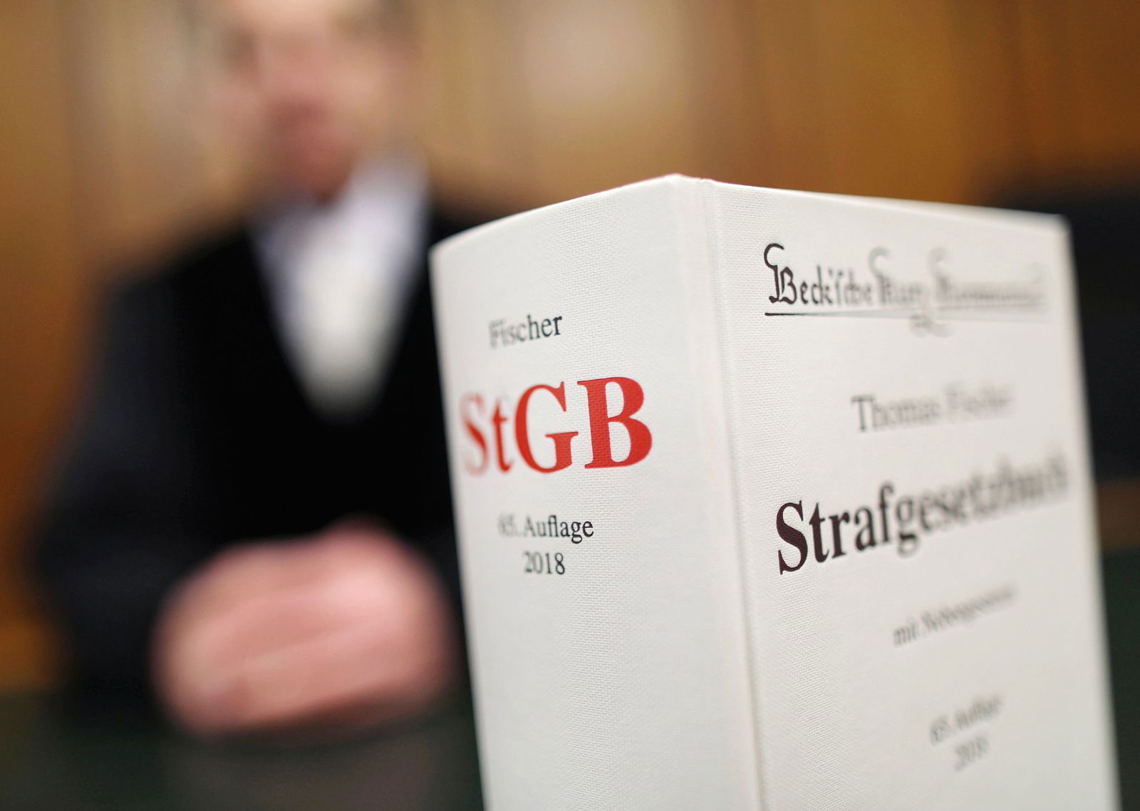 In Stuttgart stehen drei Brüder aus einer polizeibekannten Familie vor Gericht, weil sie bei einer Messerattacke einen Mann lebensgefährlich verletzt haben sollen. (Symbolbild)