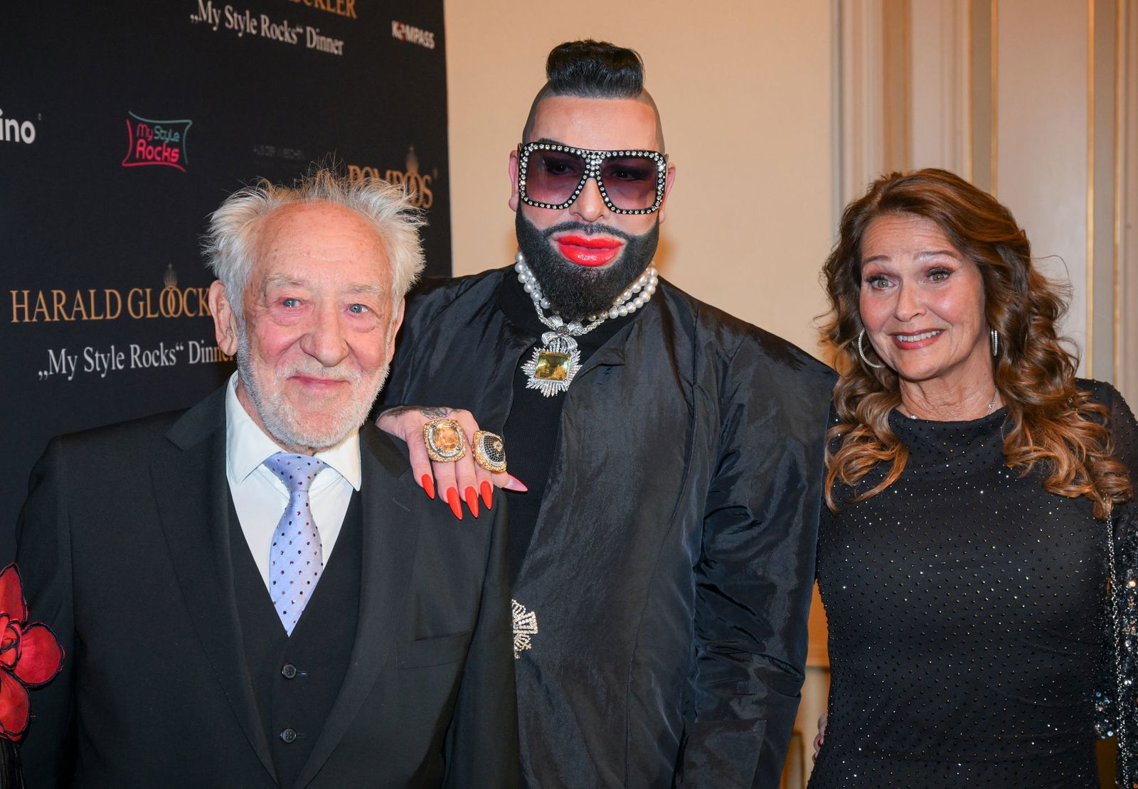 Der Modedesigner Harald Glööckler (M), Dieter Hallervorden und seine Frau Christiane Zander stehen bei einem Fashion-Dinner. 