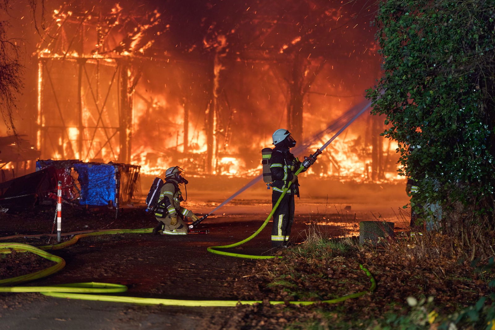 Die Polizei vermutet, dass eine Silvesterrakete den Brand ausgelöst hat. 