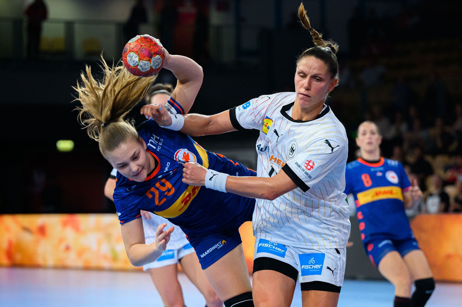 Nicht nur mit ihren Nationalmannschaften stehen sich Sarah Dekker und Xenia Smits gegenüber, auch in der Königsklasse.