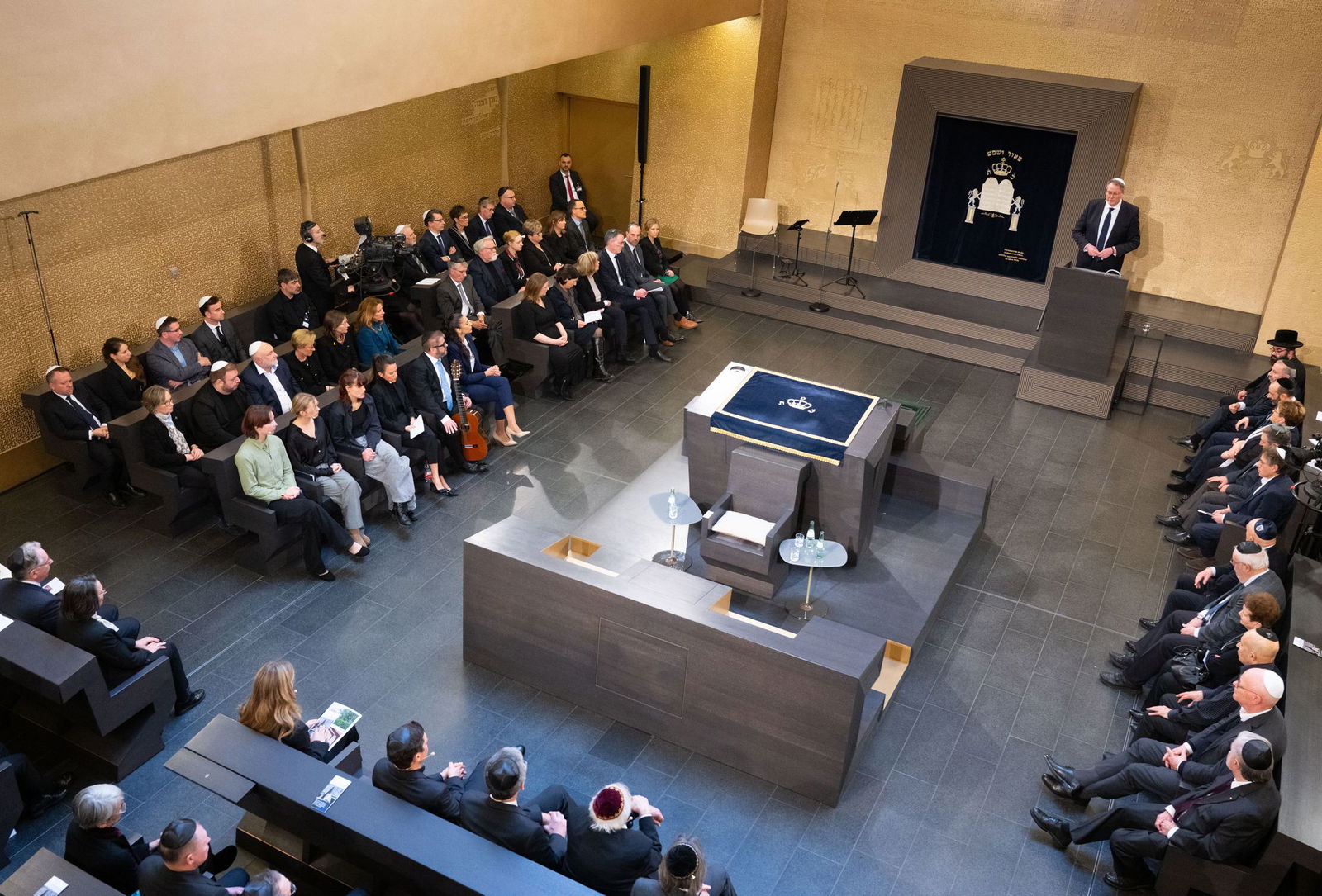 Blick aus der Mainzer Synagoge über den Atlantik: Ministerpräsident Schweitzer thematisiert in der Plenarsitzung des Landtages zum Gedenken an die Opfer des Nationalsozialismus Aussagen des US-Milliardärs Musk. 