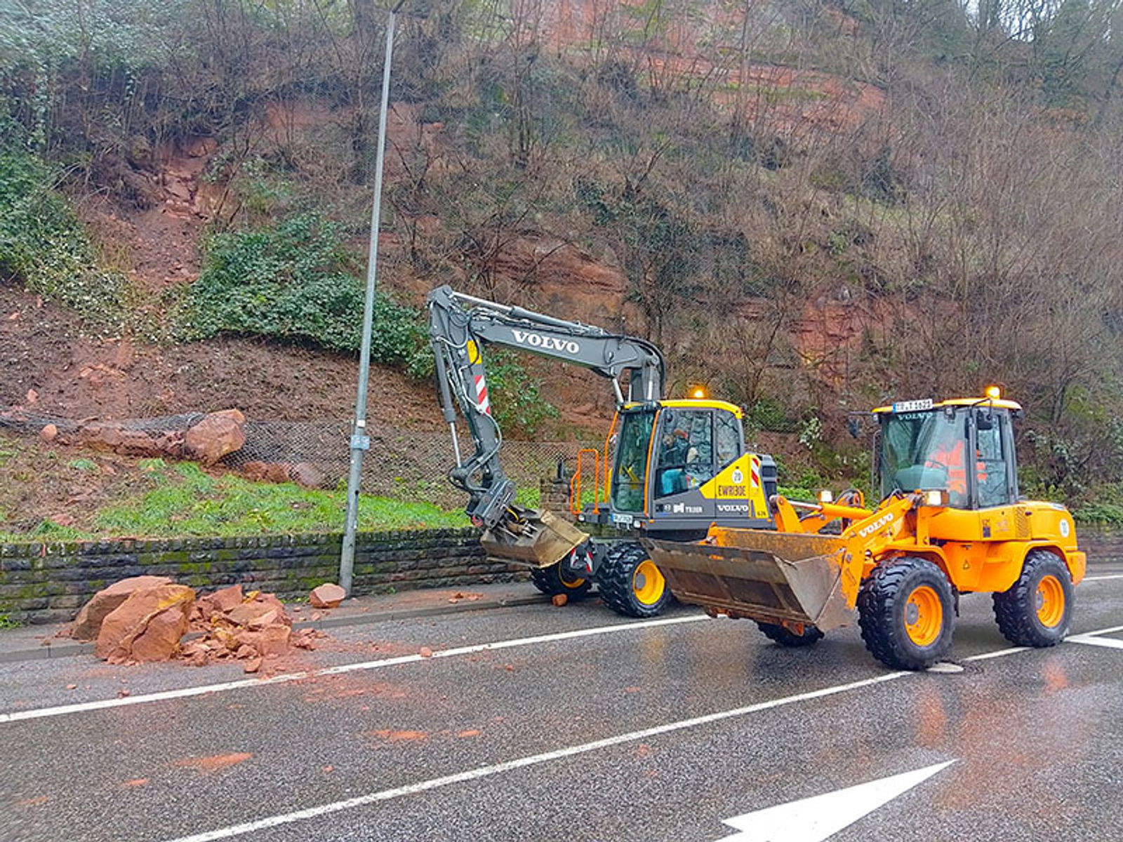 Bis auf die Straße waren Steinbrocken gestürzt, sie mussten weggeschafft werden. 