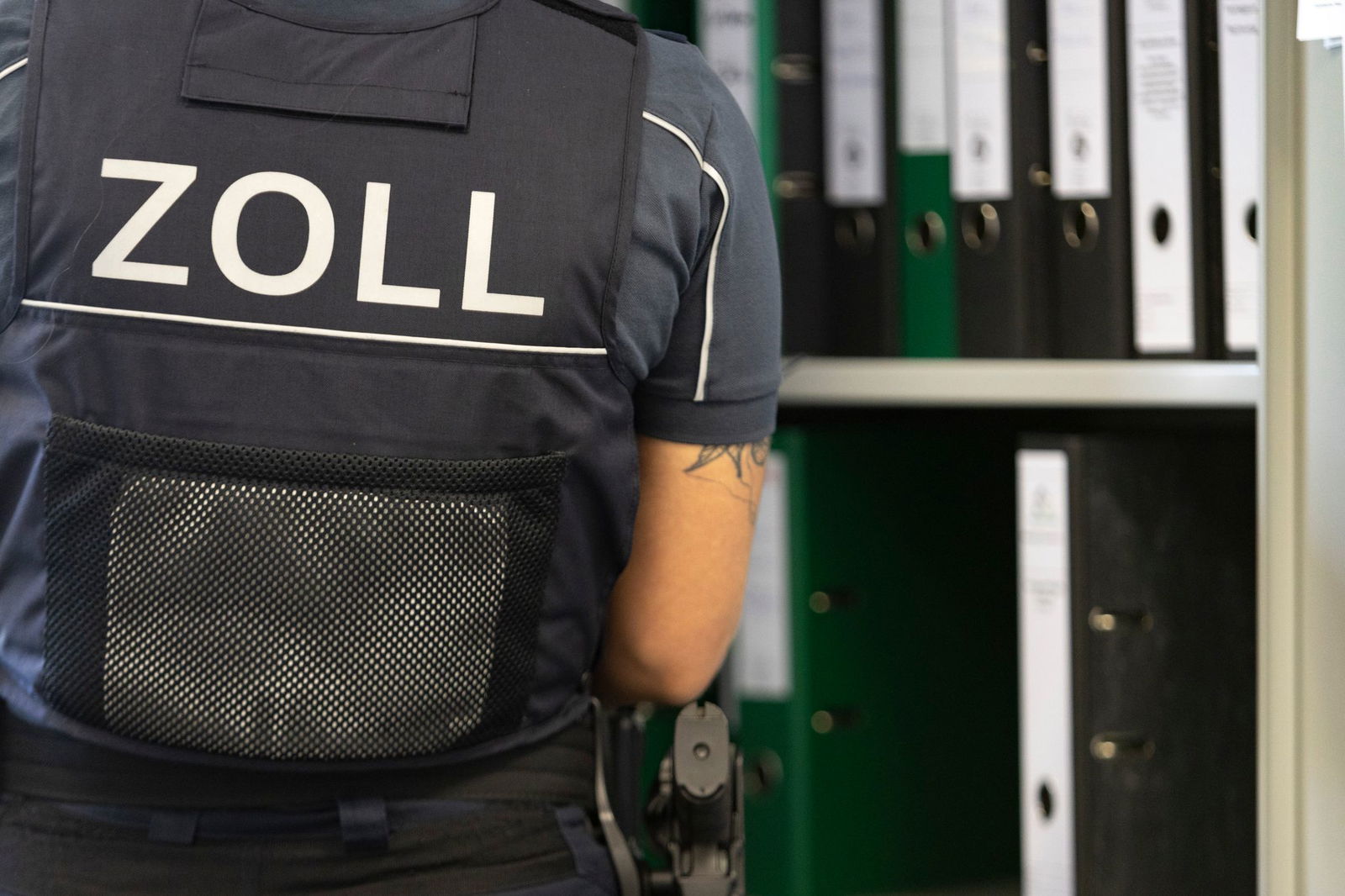 In Schifferstadt ermittelt der Zoll gegen einen Mann, der illegal Autos nach Russland ausgeführt haben soll. 