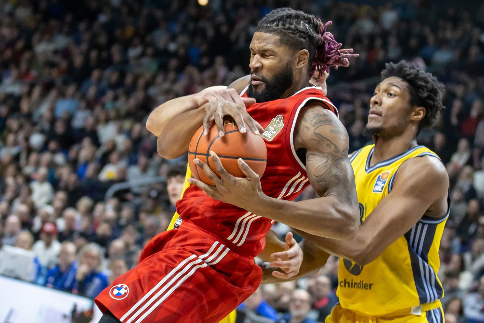 Bayerns Devin Booker sichert den Ball vor Albas David McCormack