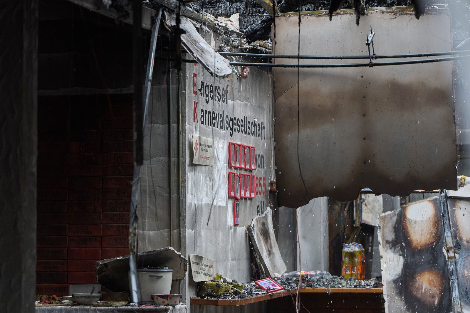 Nicht nur das Gebäude ist abgebrannt, auch gelagerte Karnevalswagen, Bühnendeko und Weihnachtsmarkthütten sind den Flammen zum Opfer gefallen.