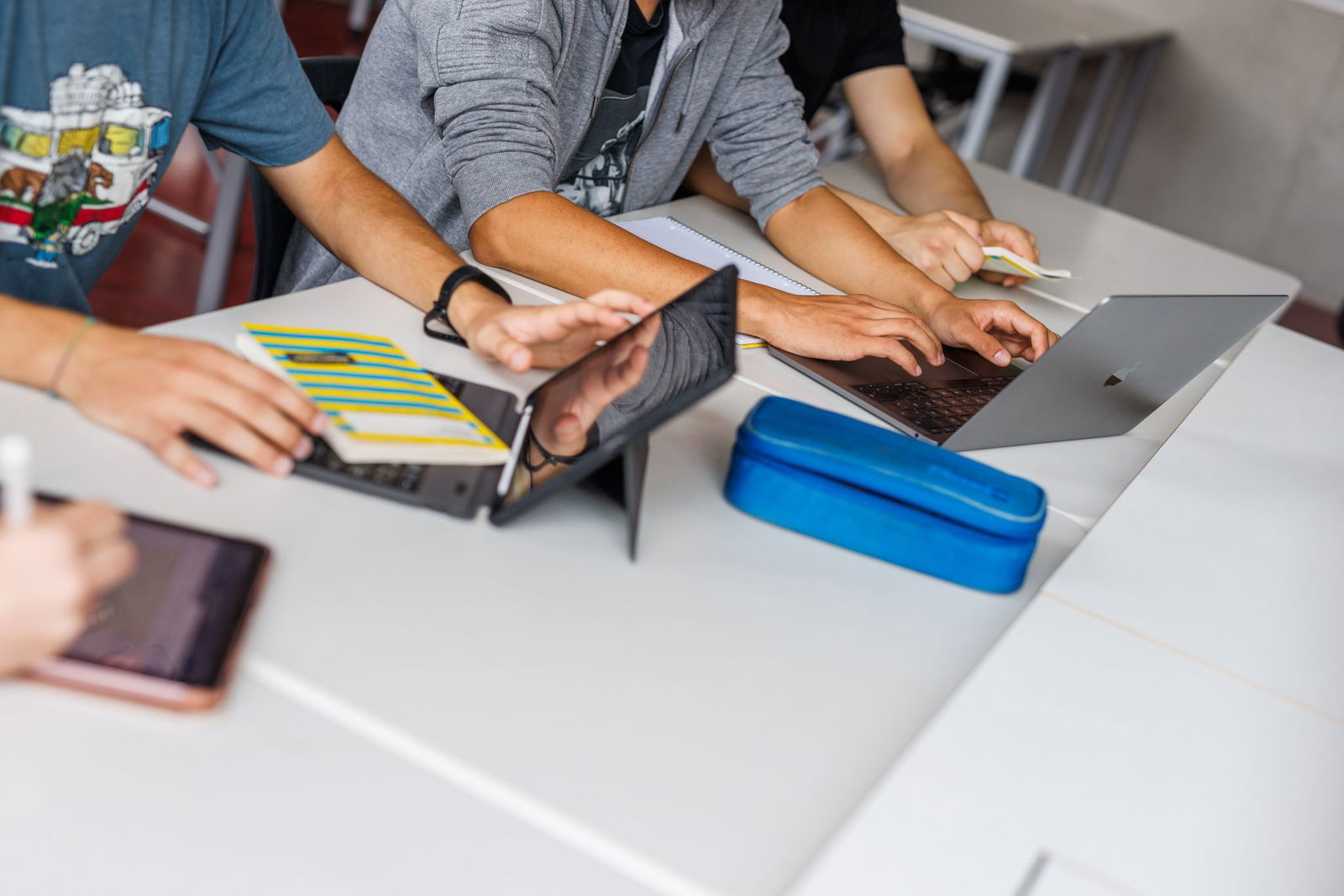 Für den Einsatz digitaler Medien im Unterricht braucht es Zweierlei: die passenden Geräte und Lehrkräfte, die sich damit auskennen (Archivbild). 