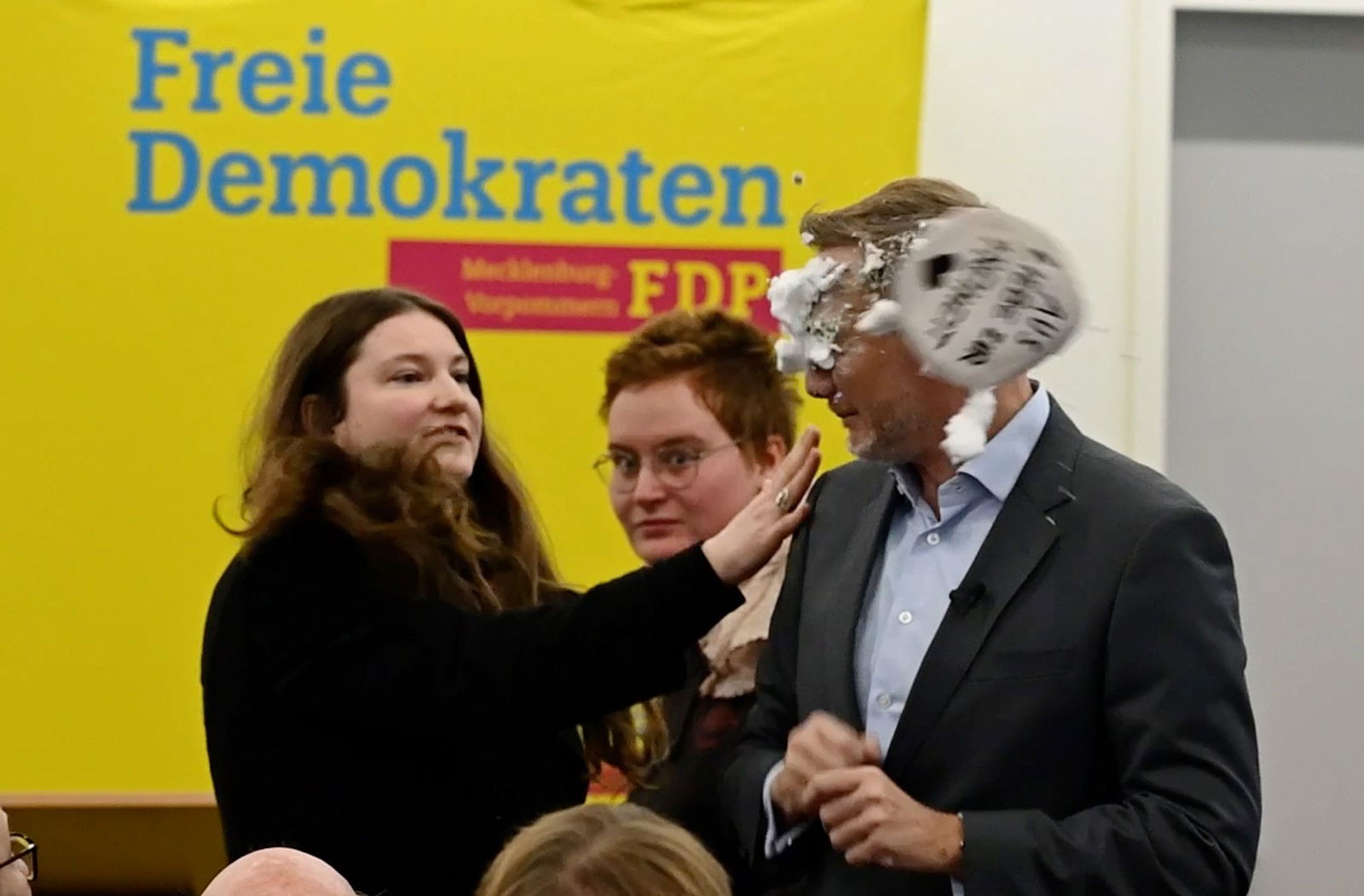 Der Schaum traf FDP-Chef Christian Lindner mitten ins Gesicht.