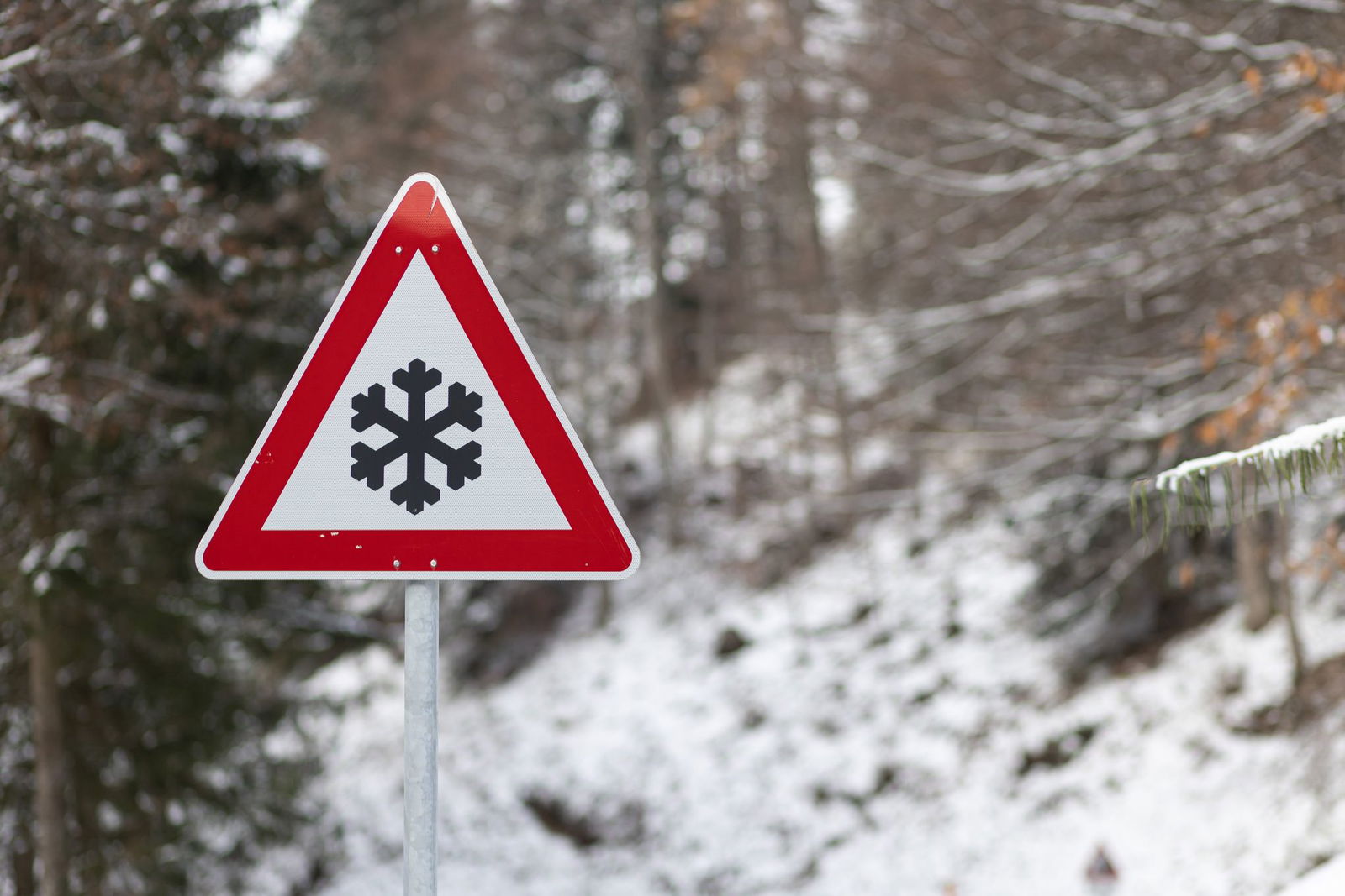 Vielerorts im Südwesten ist es spiegelglatt, das hat auch massive Auswirkungen auf den Verkehr. (Symbolbild)