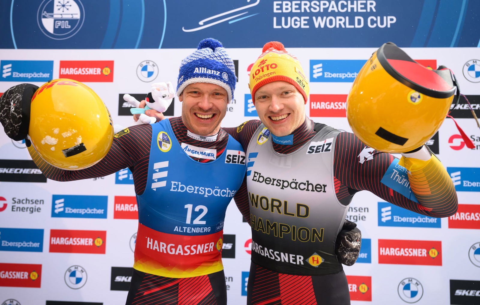 Sieger Max Langenhan (r) und der Zweitplatzierte Felix Loch jubeln im Ziel.