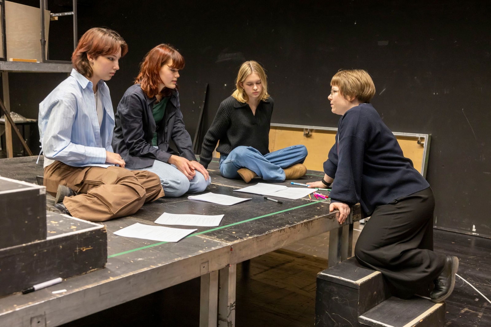 «Gestern - Heute - Morgen. Dokumentation einer Suche» - Das Stück haben die Schülerinnen gemeinsam mit der Regisseurin verfasst (Foto - Produktion)