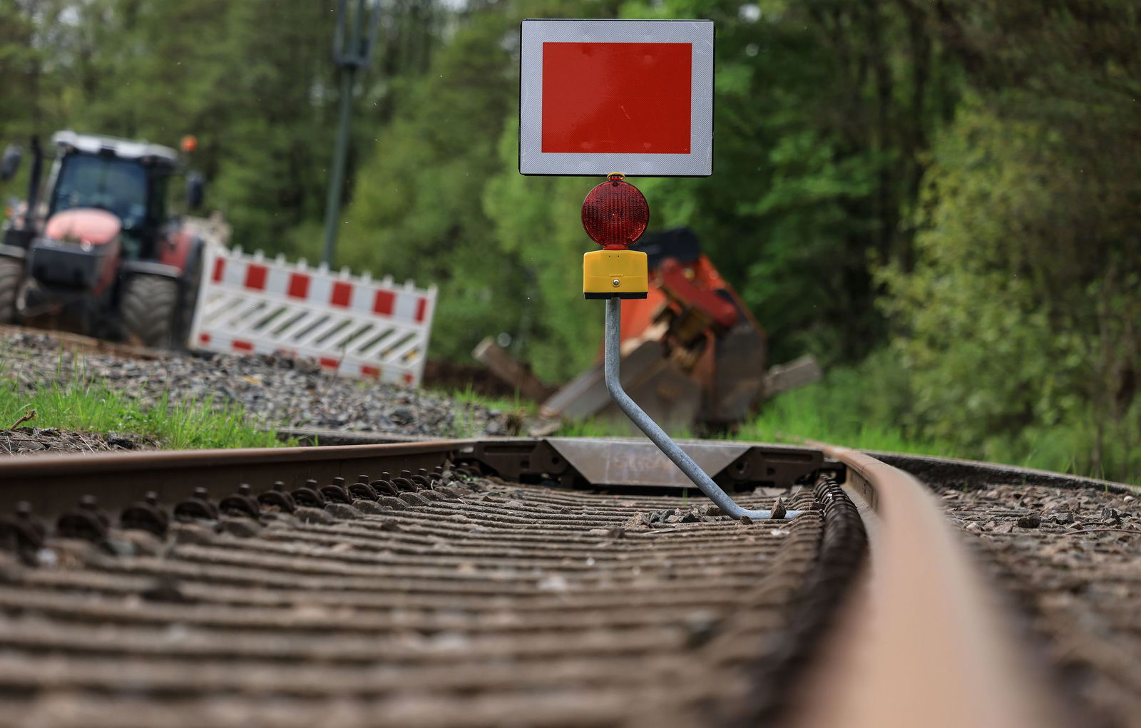 Die Bahnstrecke durch die Eifel wird elektrifiziert. Fast ein halbes Jahr lang wird am Teilstück zwischen Euskirchen und Nettersheim im Kreis Euskirchen gearbeitet.