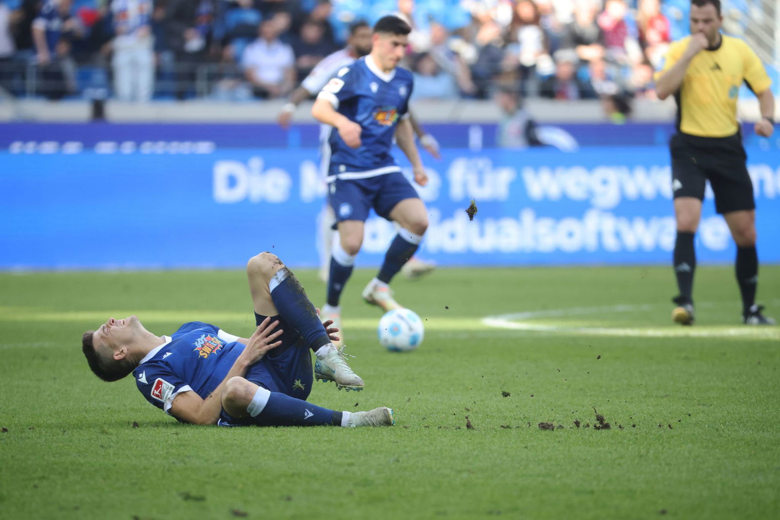 Schmerzhafte KSC-Niederlage: Kapitän Wanitzek liegt nach einem Foul am Boden.