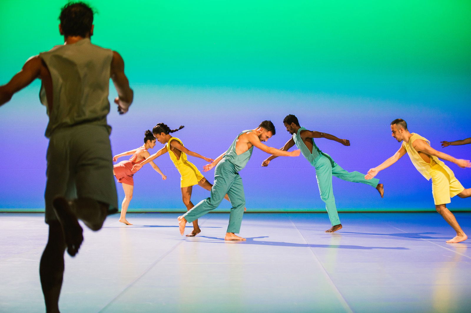 Bei der Aufführung «In C» stehen die Ensembles des Mainzer Staatstheaters und Sasha Waltz gemeinsam auf der Bühne. (Foto: Alejo Maria Corsiglia/tanzmainz#5)