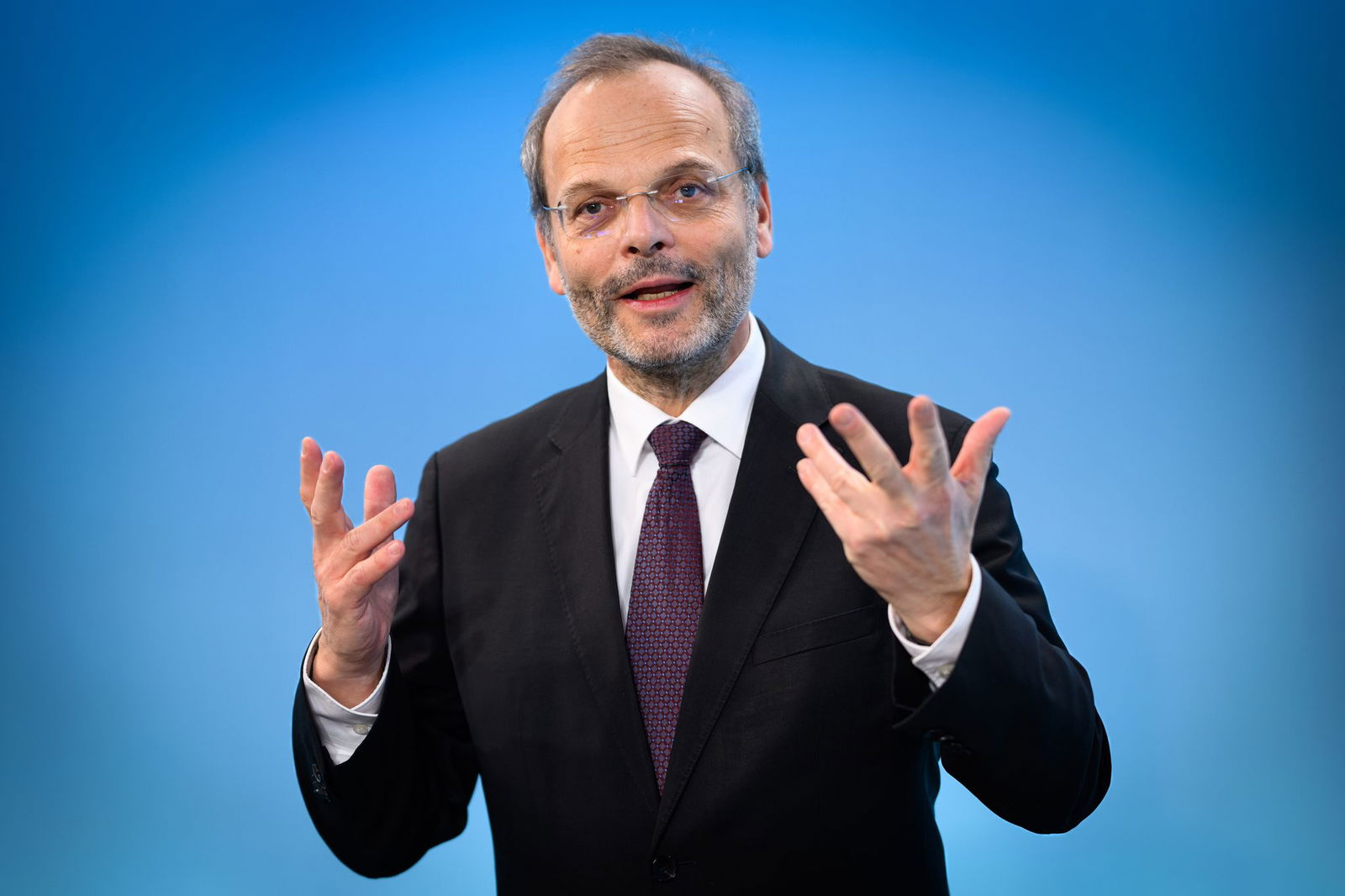 Felix Klein ist Diplomat und arbeitete früher im Auswärtigen Amt sowie an deutschen Auslandsvertretungen in Italien und Kamerun.